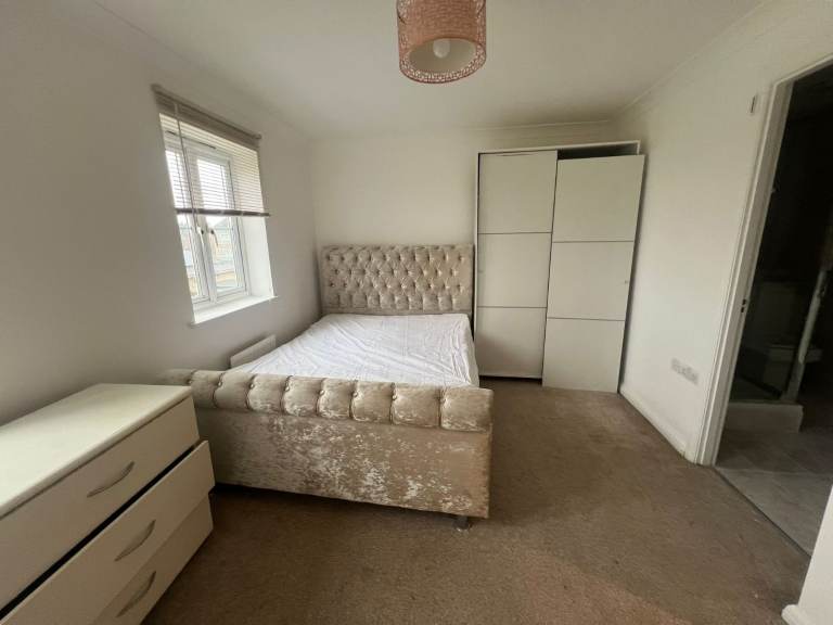 🏡 SHORT-LET • 4-Bed House • Paignton Close, Romford, RM3 8SF🏡