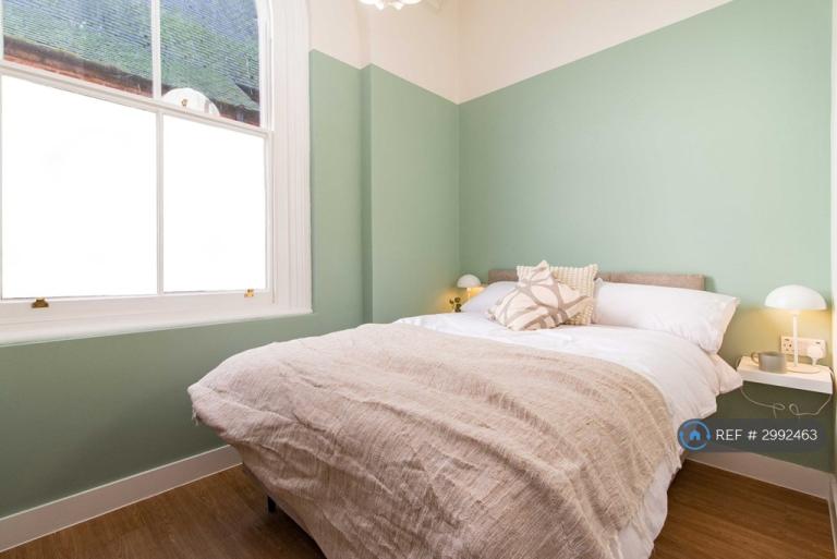 1 bedroom in Watnall Road, Nottingham, NG15 (#2992463)