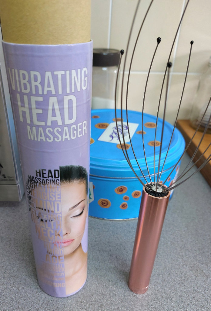 Electric vibrating head massager 