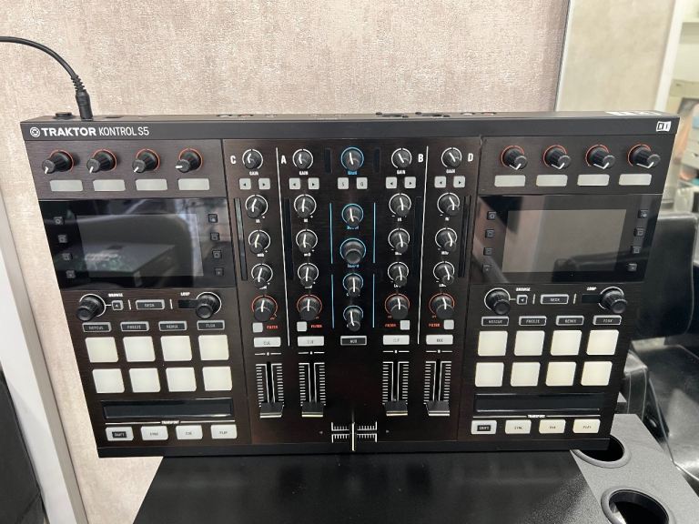 Traktor S5 Pro - 4 Channel DJ Controller
