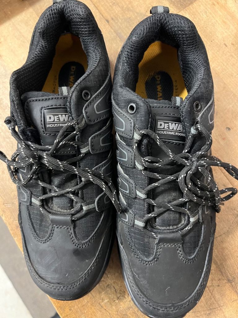 Dewalt safety shoes size 10