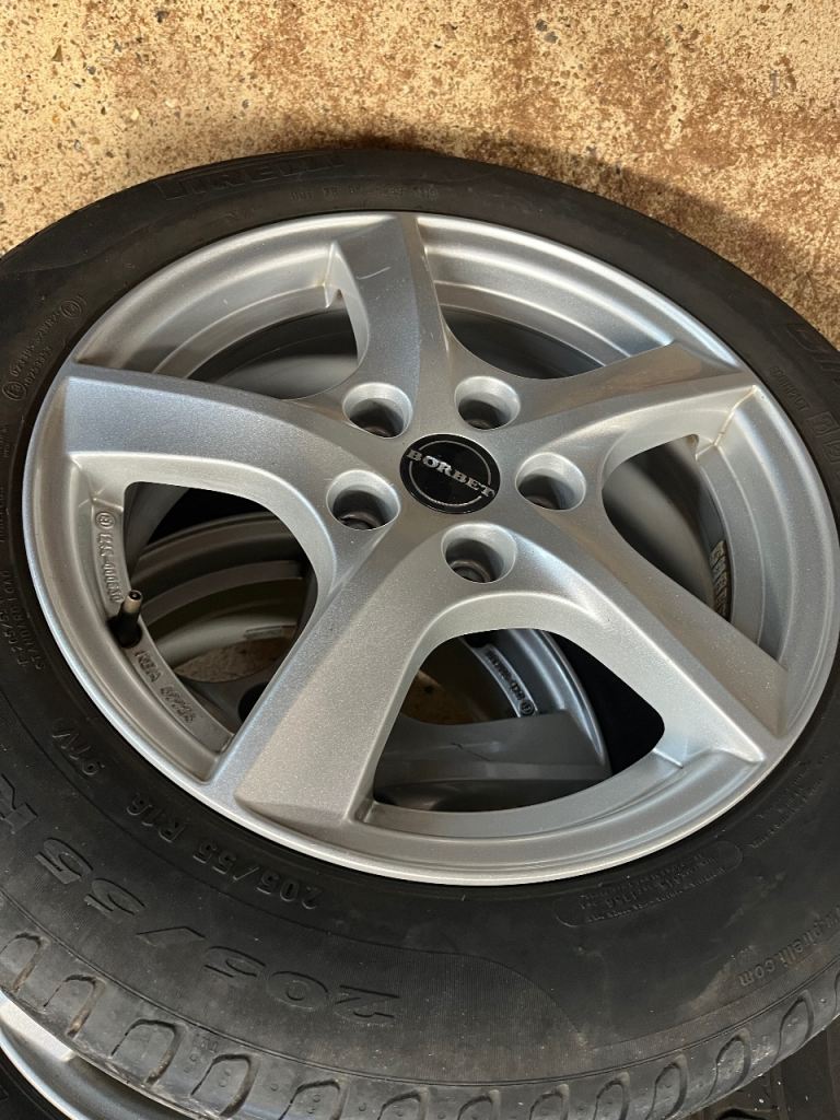 5 VW Golf alloy wheels and tyres