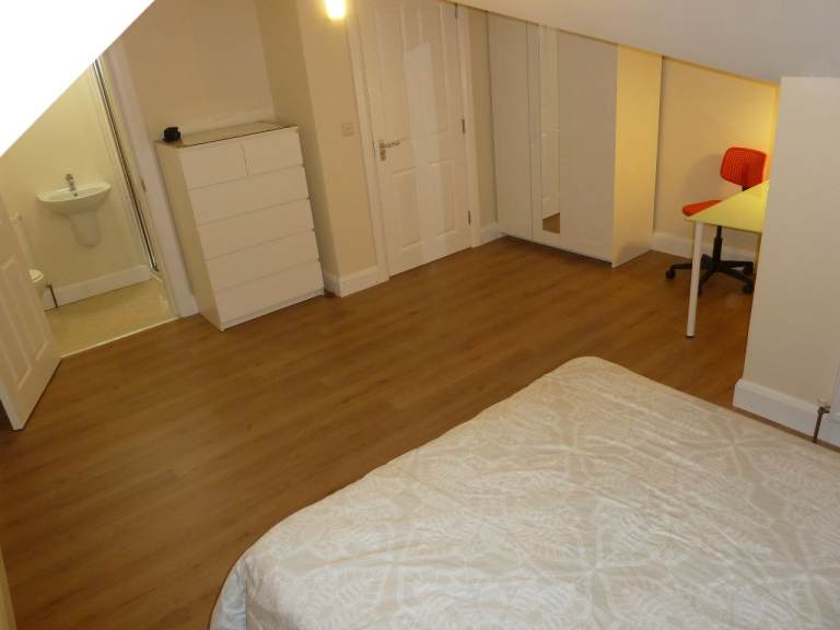 Stranmillis: Large room with en-suite shower room