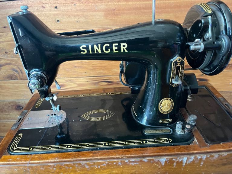 Vintage Electric Singer 201K Sewing Machine (1950s) – Bentwood Case & Pedal