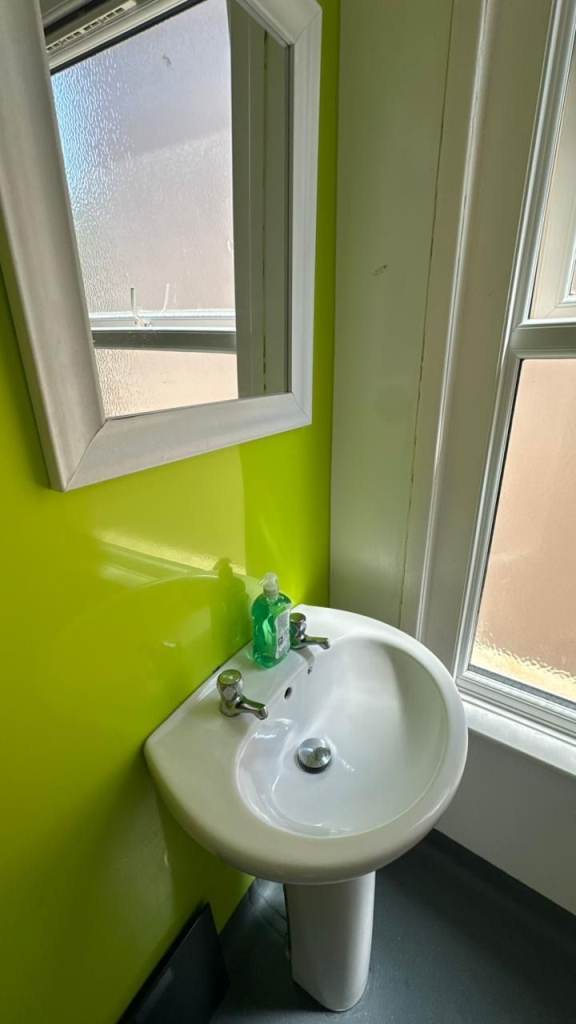 Lovely single room in shared house Southville 