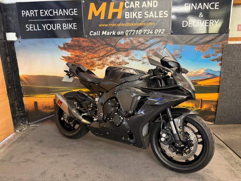 2023 Yamaha R1 Full FULLSIX CARBON 2050 MILES Akrapovic Stunning Superbike Petrol Manual
