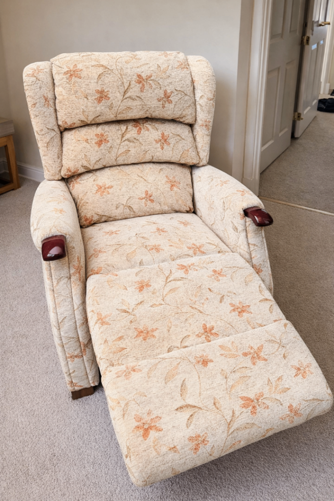 Manual Recliner chair ( delivery available)