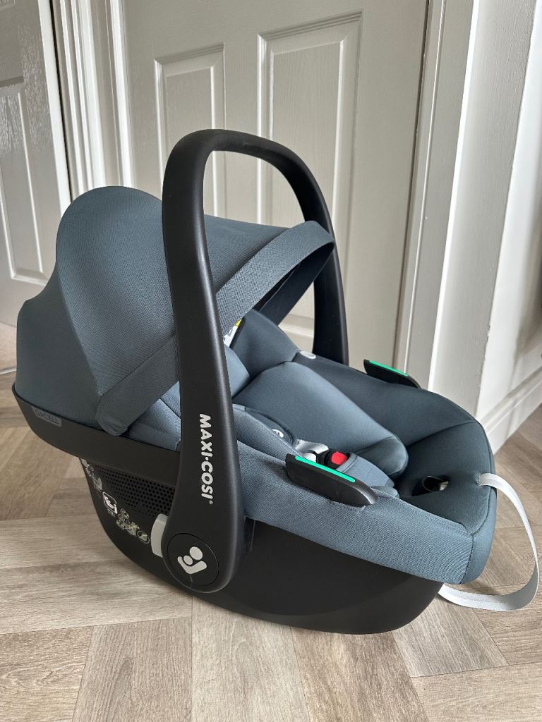 Maxi-Cosi Pebble Baby Car Seat (Mint Condition)