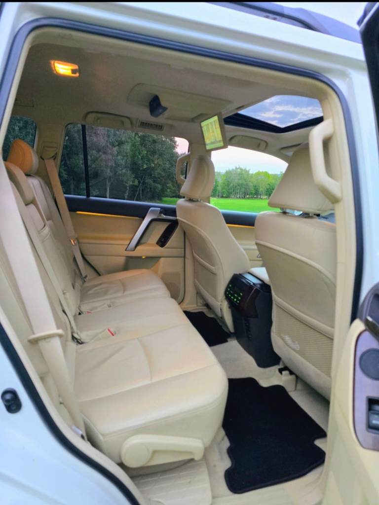 Toyota landcruiser invincible white auto fsh Sunroof Beige interior 
