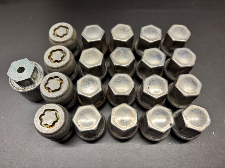 20 used Range Rover Evoque alloy wheel nuts original locks