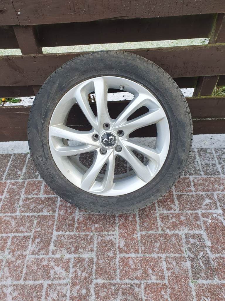 Infiniti Q30 alloy wheel and tyre
