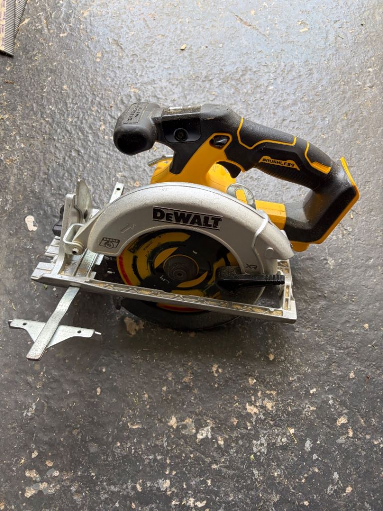 DEWALT DCS565 Circular Saw 18V – Good Condition