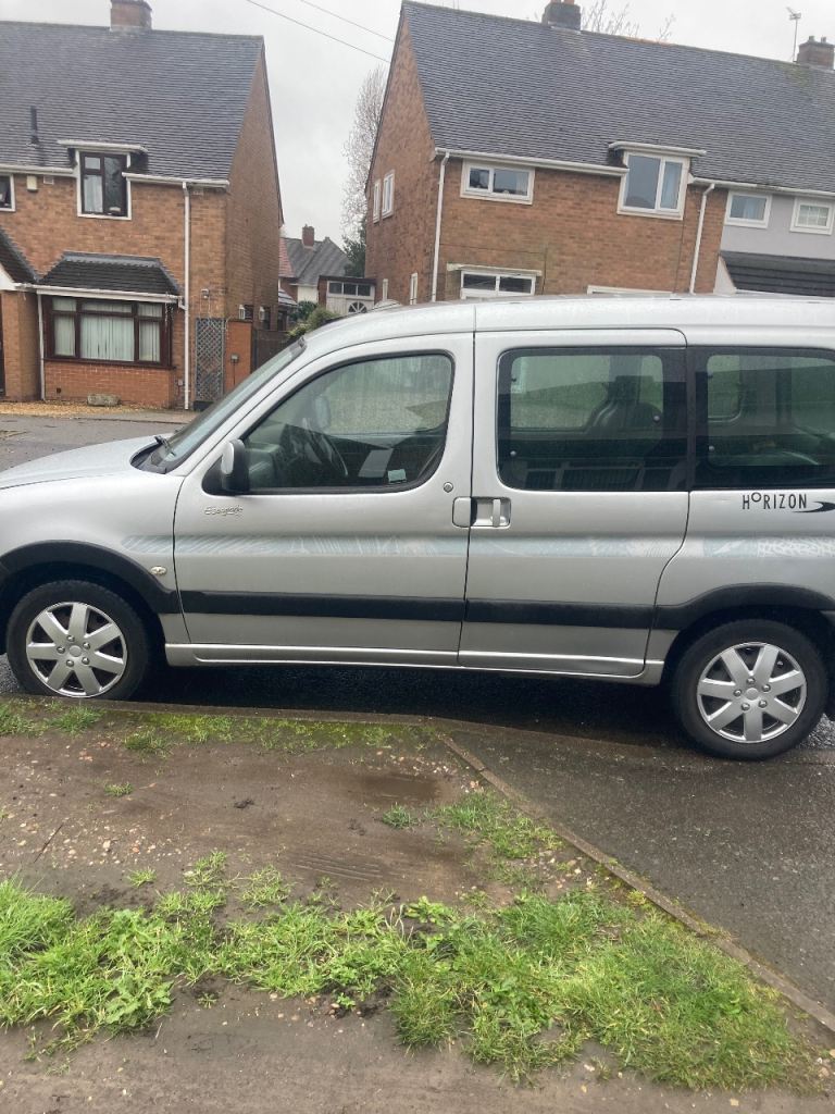 Peugeot Partner combi wheelchair accessible vehicle