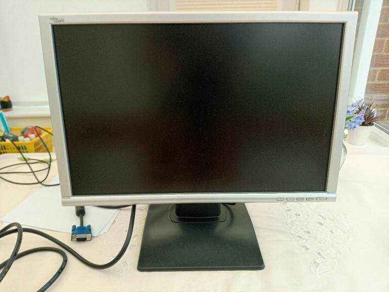 Fujitsu Siemens 19 inch monitor - with built-in speakers - VGA connection only
