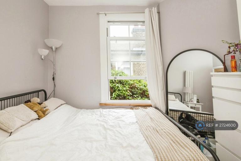 3 bedroom flat in Dornton Road, London, SW12 (3 bed) (#2724600)
