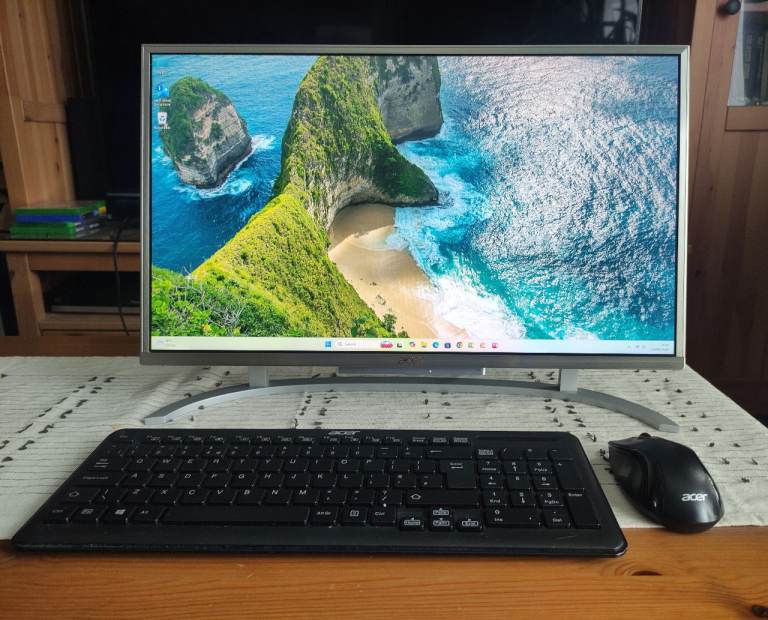ACER All-in-One PC with 22 inch Full-HD 1080p monitor. INTEL i3, 8GB RAM, 240GB SSD.