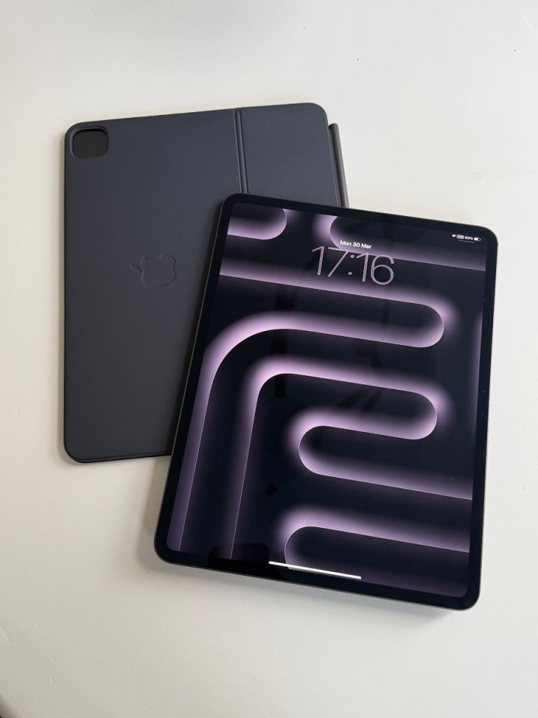 iPad Pro 13” M4 + Keyboard - excellent condition