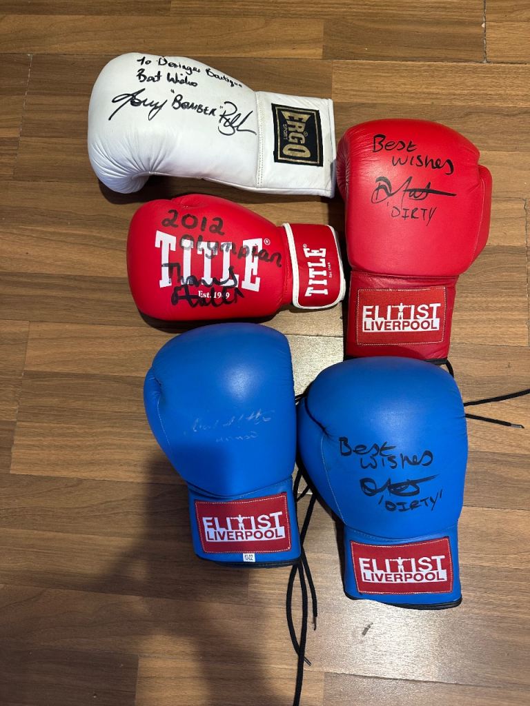 Ricky Hatton signed glove 