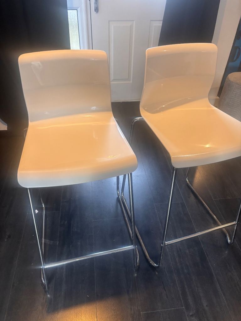 Pair of White Bar Stools with Chrome Legs – Good Condition