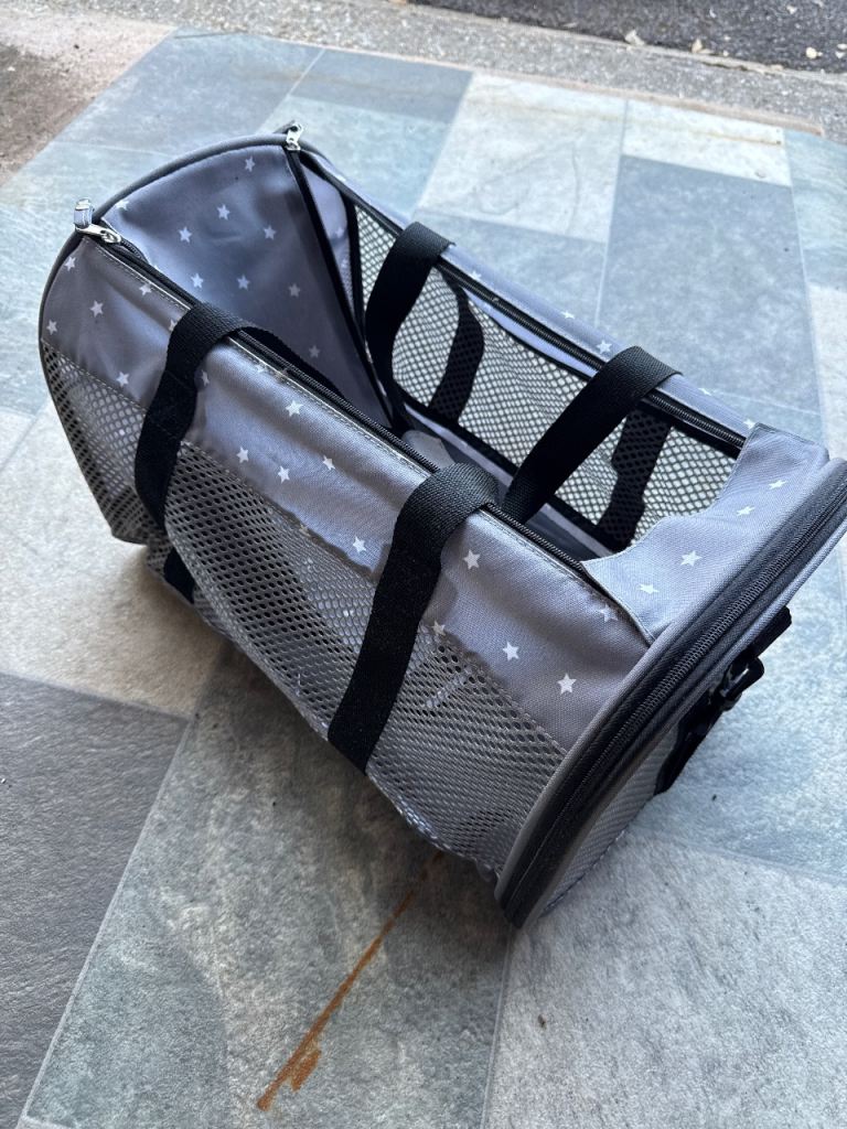 Pet carrier 