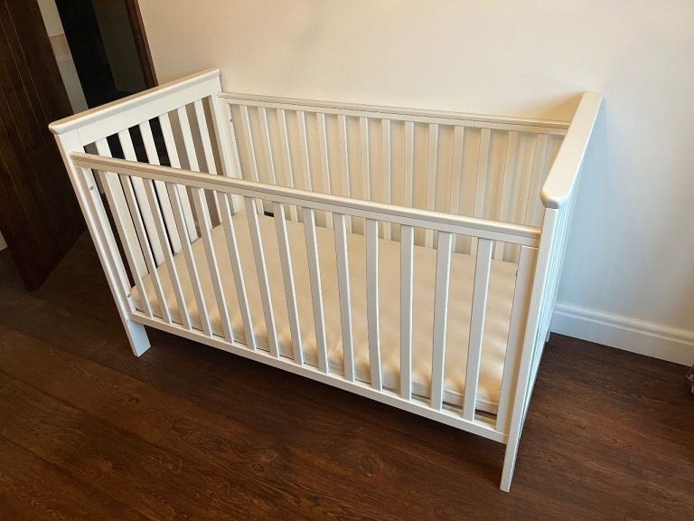 Cotbed, mattress and chest of drawers.