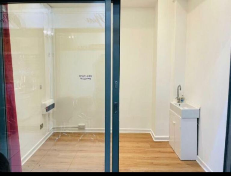 Beauty salon -hairdresser- barber shop- therapy etc to let in Fulham SW6- All bills included 