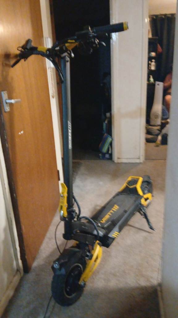 Vsett 10 plus Electric Scooter – Good Condition, Black & Yellow