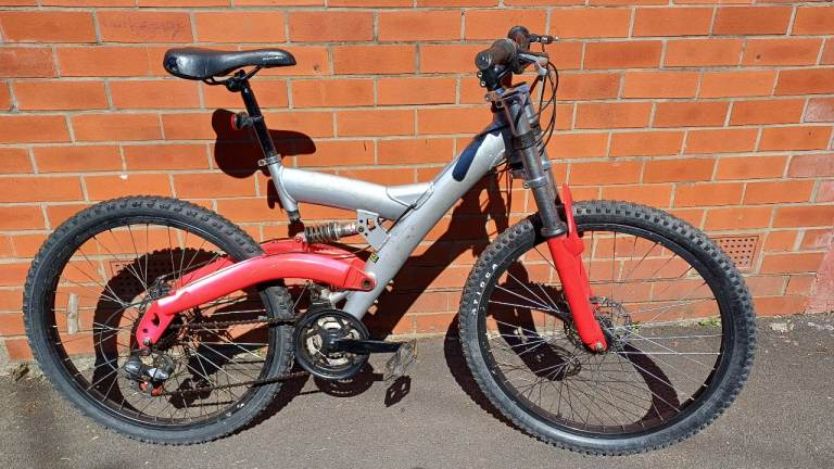 Carrera Mountain , City Bike - full suspension , comfortable seat , platform pedals , good brakes .