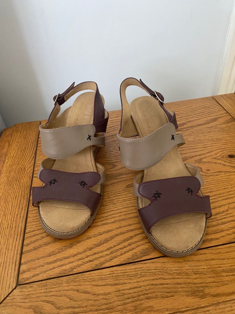 EMU Australia Women's Sandals Size 5 New without box