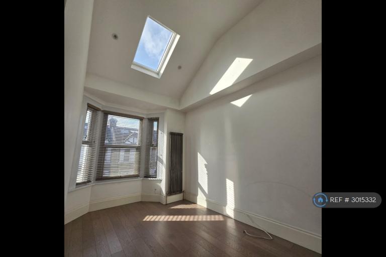 2 bedroom flat in Melford Road, London, E11 (2 bed) (#3015332)