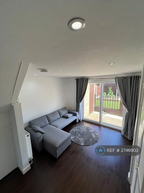 1 bedroom in Moorfield, Harlow, CM18 (#2746903)
