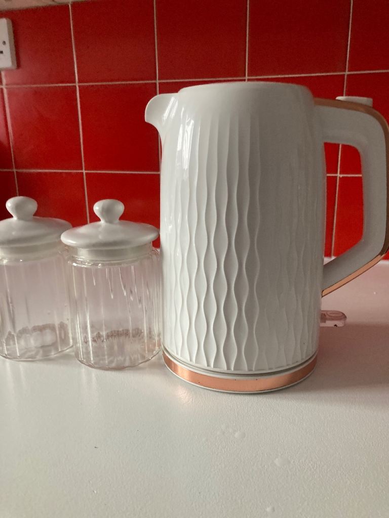 White kettle 