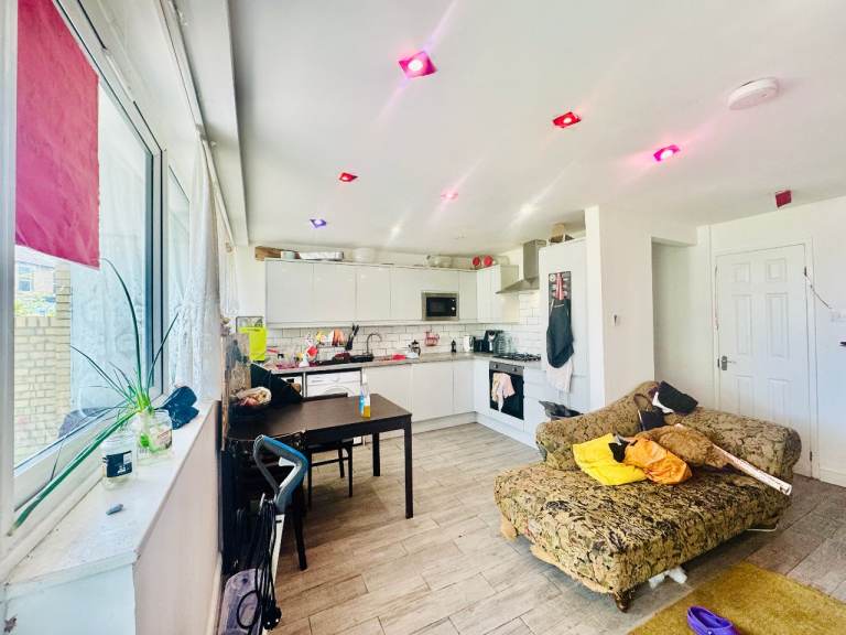 4 Bedroom House with 2.5 Bathroom/wc - Located in Pekham 