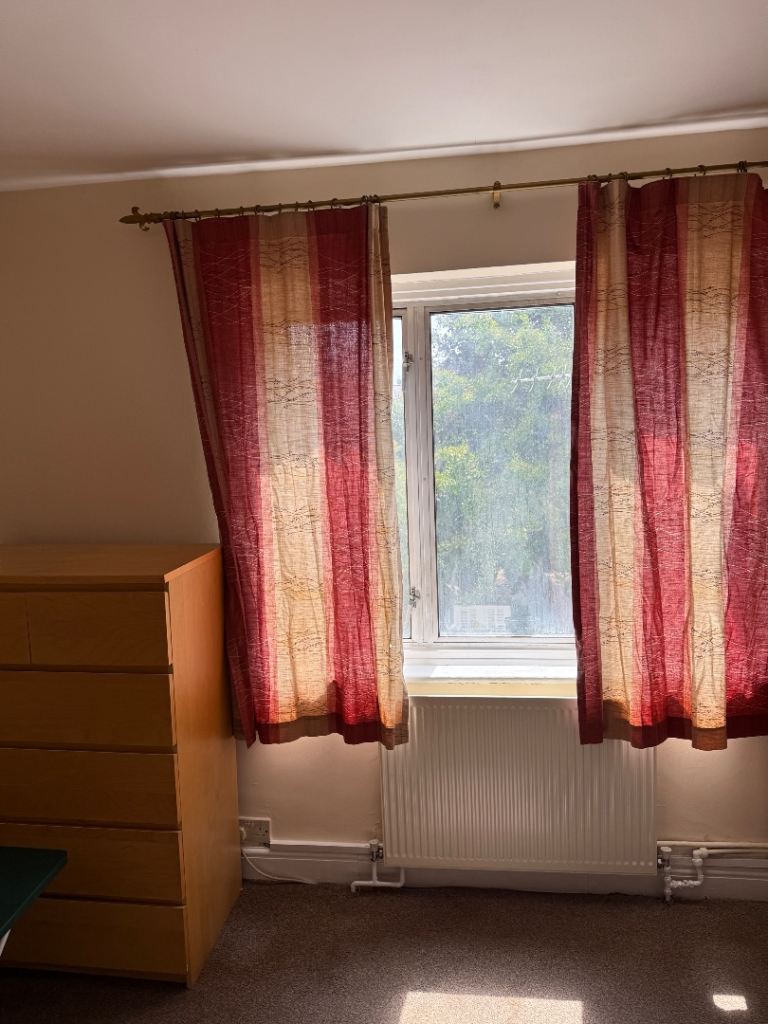 Modern Studio near Northolt Station utility bills included 