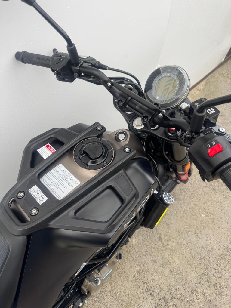 Husqvarna SVARTPILEN 401 2022, AKRAPOVIC