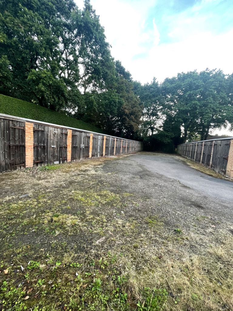 Storage garage lockup to let in Shirley