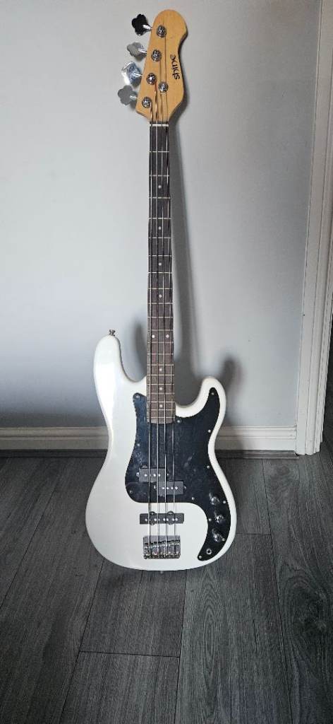 Shine Bass Guitar in White – Good Condition