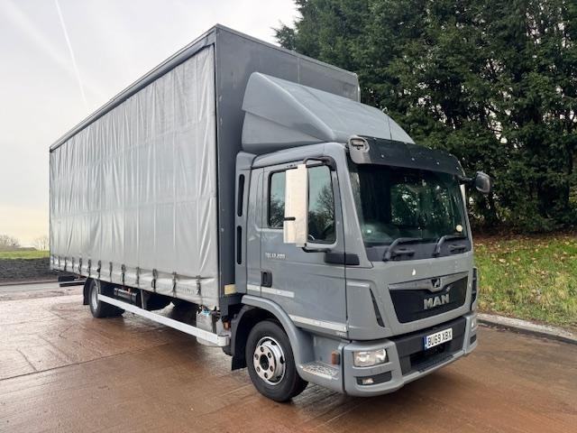 2019 69 MAN TGL 12.220 E6 12 Ton 27FT curtain sider air suspension air con