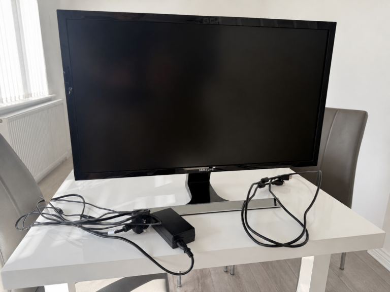 Samsung LU28E590 28 Inch UHD 4K Monitor - Ultra HD 3840x2160, 1ms - 2 x HDMI, DisplayPort