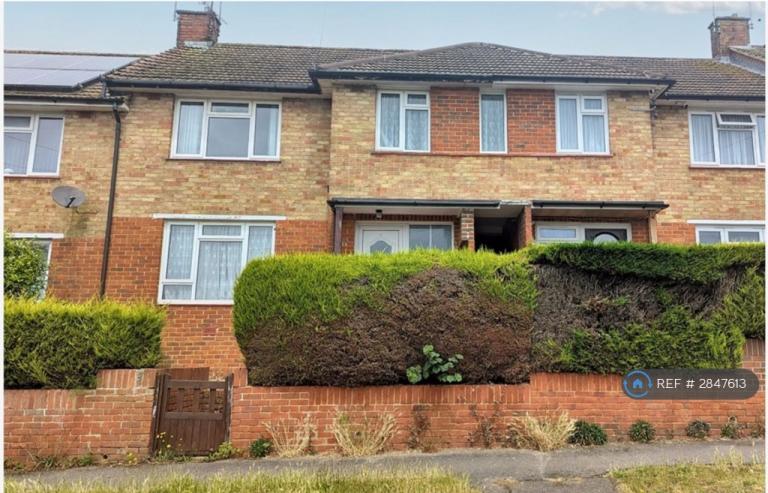 4 bedroom house in Blackthorn Road, Reigate, RH2 (4 bed) (#2847613)