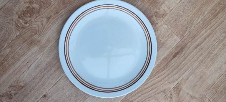 Approx 50 9 inch dinner plates