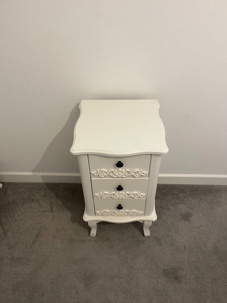 Bedroom furniture set 