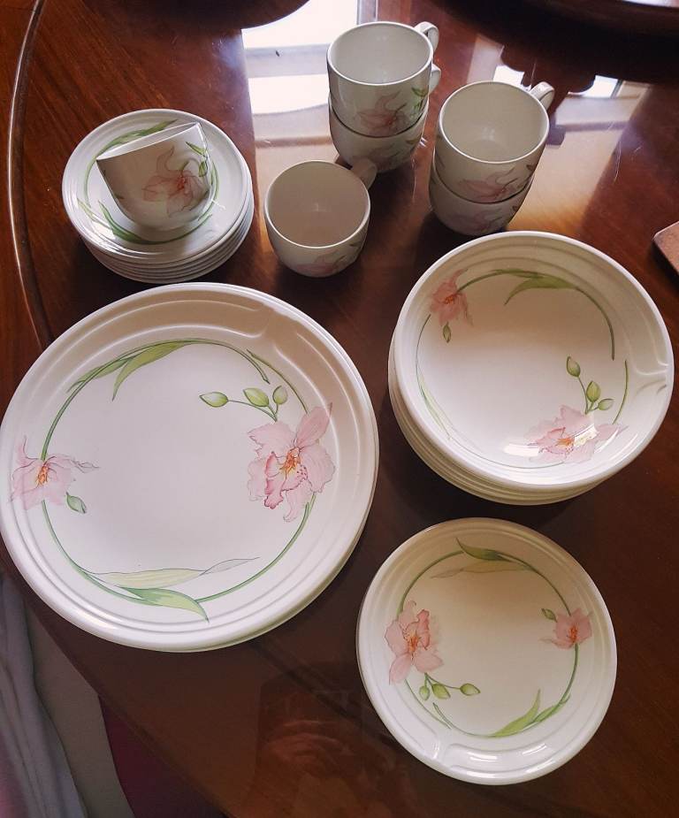NEW/ RETRO  30 PCE JOHNSON BROTHERS DINNER & TEA SET