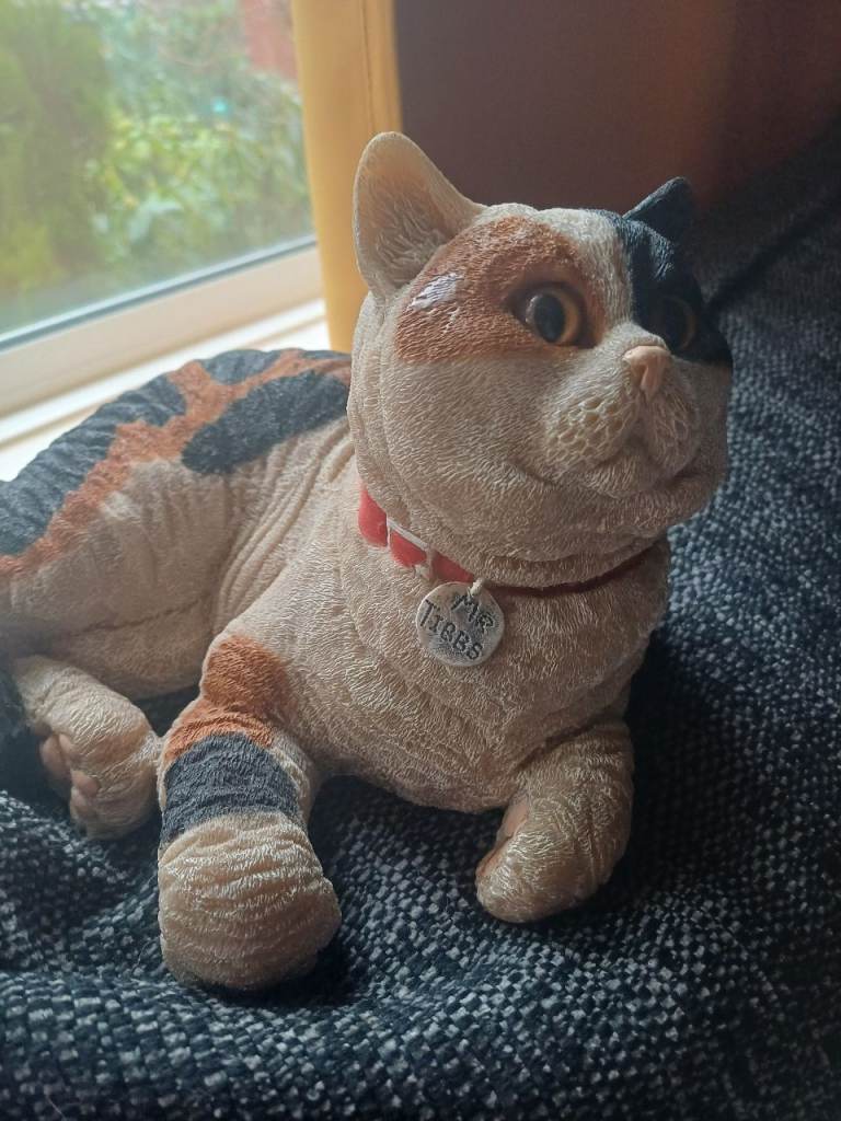 Heavy cat ornament