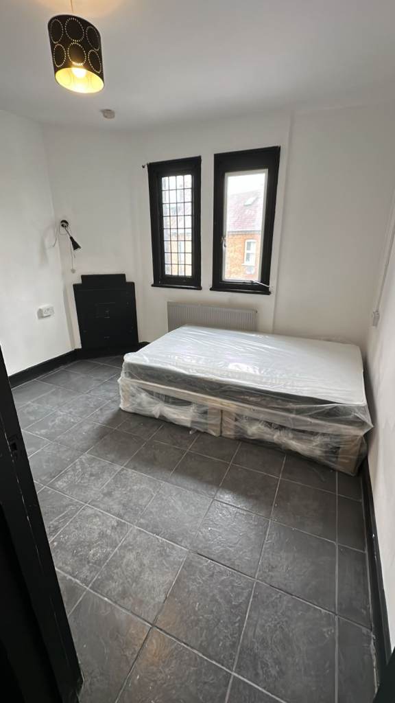 Furnished studio to rent in Willesden - ( NW10 )