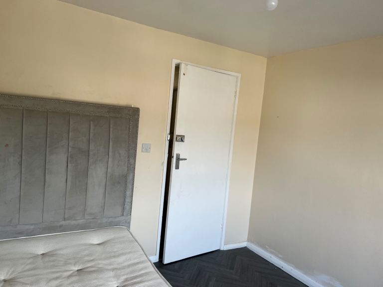 Shared double room for rent in Southgate parade crawley