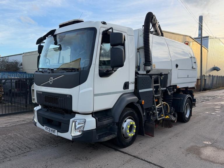 Volvo FL 250 15T BUCHER SWEEPER , ONLY 170 HOURS, 133,067 KM