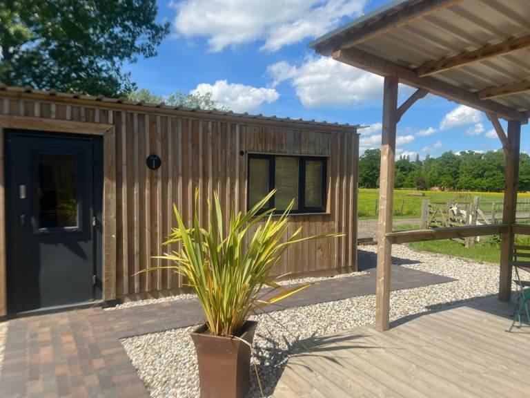 Rural office / studio / beauty / therapy rooms space to let