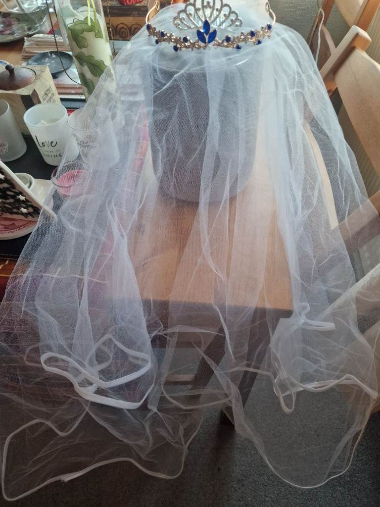 Wedding veil and 2 tiara 