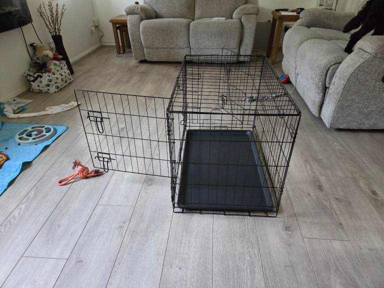 Black metal dog crate with plastic tray